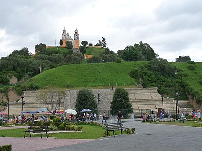 De Grote Piramide van Cholula met de katholieke kerk Nuestra Señora de Los Remedios op de top