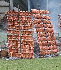 Chorizos rôtissant sur grils, en Argentine. (définition réelle 3 160 × 3 624)