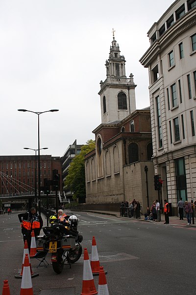 File:Church of St James Garlickhithe from Upper Thames Street on Day of Tour Of Britain Cycle Race final day.jpg