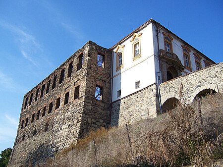 Chvatěruby, zřícenina a zámek