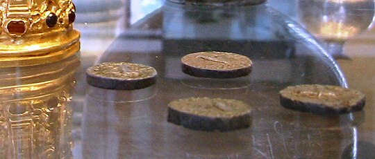 The coins of Azes II found inside the Bimaran casket provide a terminus post quem: for the coins to have been placed inside, the casket was necessarily consecrated after the beginning of the reign of Azes II.