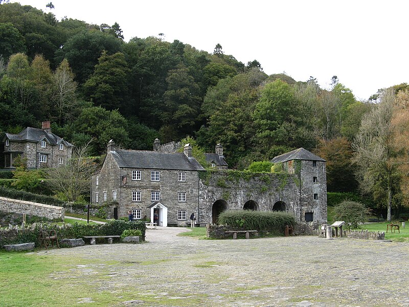 File:Cotehele, Edgcumbe Arms and attached buildings, from quay.jpg