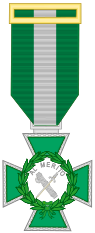 Cruz con Condecoración Blanca de la Orden del Mérito de la Guardia Civil.svg