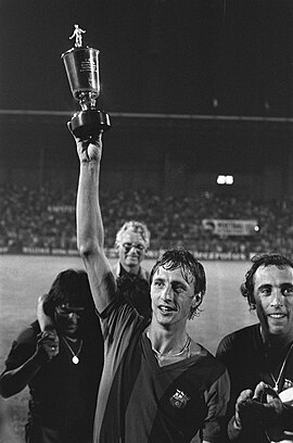Johan Cruyff scored once in the 1975 tournament for Barcelona. Cruijff met de beker van de derde prijs, Bestanddeelnr 928-0928.jpg