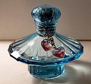 Envase del perfume Curious, su primera fragancia publicada en 2004.