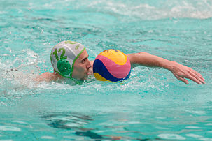 Dražen Kujačić, joueur des Dauphins de Sète, faisant progresser le ballon lors d'un match de water-polo contre les Francs nageurs cheminots de Douai, en mars 2014. (définition réelle 4 000 × 2 670)