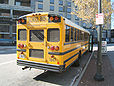 Vue arrière d'un autobus scolaire américain typique à Atlanta.