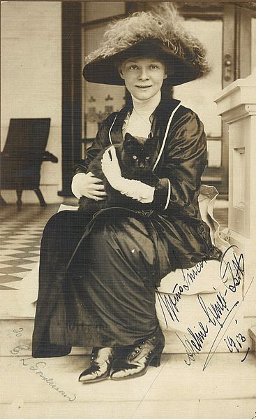 File:Danish ballerina Adeline Genee, Sydney, 1913 - photograph by May and Mina Moore (4330846545).jpg
