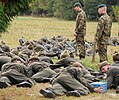 Nederlandse commando’s in opleiding in overall met mutsdas