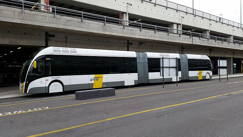 File:De Lijn Ringtrambus line 820 - 02.jpg