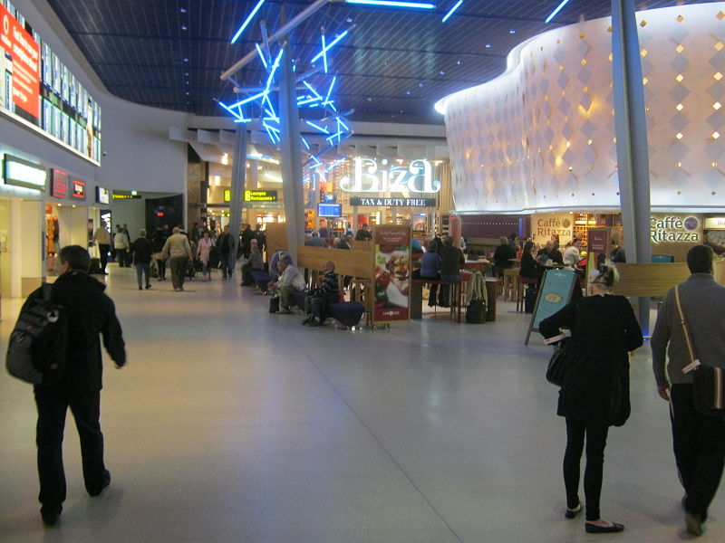 Datei:Departure hall MAN.JPG