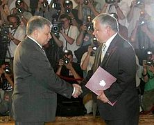 Prezident Lech Kaczyński jmenuje Jarosława Kaczyńského premiérem.