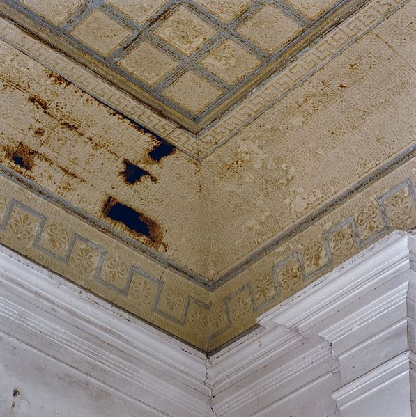 File:Detail van het plaatijzeren plafond en de kroonlijst in de voormalige synagoge te Lochem - Lochem - 20277481 - RCE.jpg
