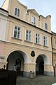 Čeština: Město Domažlice. Dům čp. 125 na náměstí Míru s pamětní deskou Jaroslava Vrchlického na fasádě.