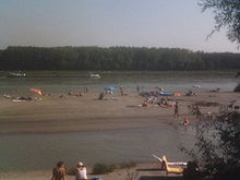 Seit dem Hochwasser 2002 erfreut bei Niederwasser eine Insel in der Donau Badegäste