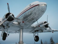 Tuuliviiriksi muutettu Douglas DC3 lentoasemalla