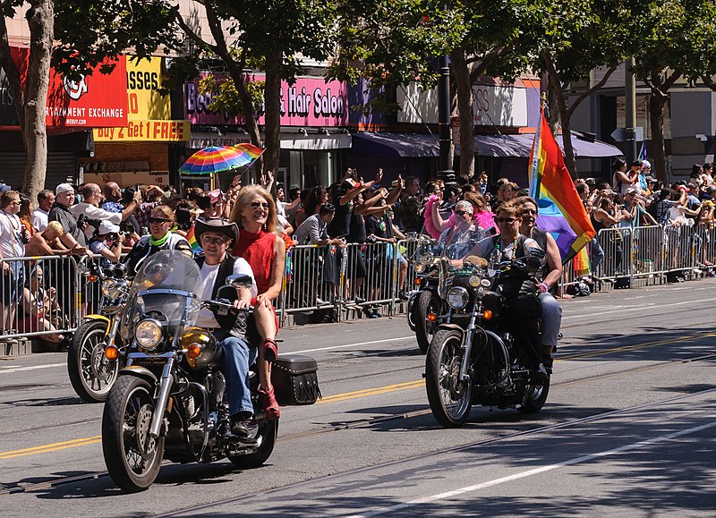 File:Dykes on Bikes, San Francisco Pride 2013 (9211973265).jpg