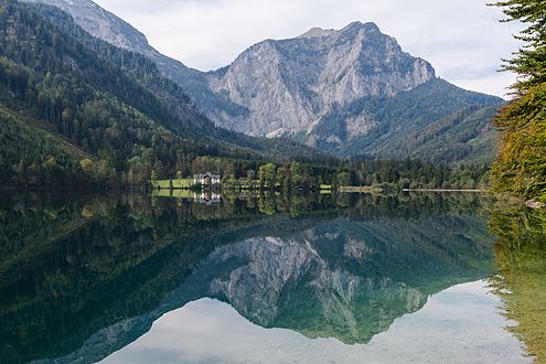 Das Naturschutzgebiet Langbathsee mit Brunnkogel und dem denkmalgeschützten ehemaligen kaiserlichen Jagdschloß (Ebensee)