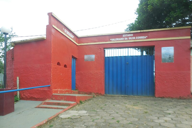 File:Entrada do Estádio Valeriano da Silva Correa, São José do Goiabal MG.JPG