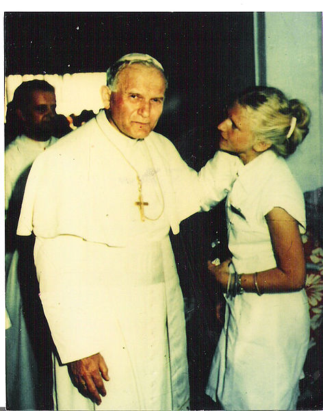 File:Estelle JPII2.jpg