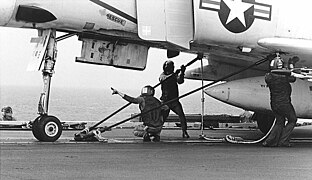 Miehistö tarkistaa vaijerin ennen F-4:n lähtöä. (1974)