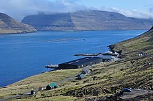 Norðtoftir in 2010 und 2022. Die Ankunft der großen Lachsfarm von Bakkafrost im Jahr 2020 zeigt das Wachstum der Fischereiindustrie auf den Färöern.[6]