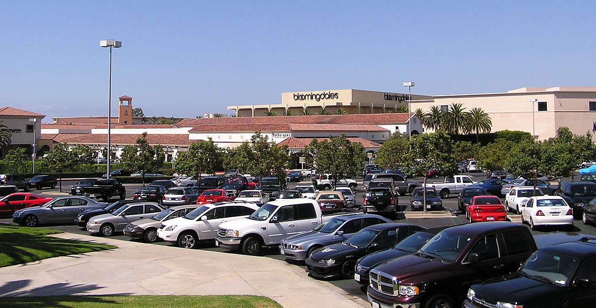 File:Fashion Island shopping mall in Newport Beach, CA.jpg - Wikimedia  Commons