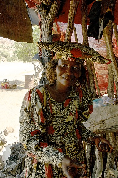 File:Femme herero sur un marché artisanal de Soris-Soris 04.jpg