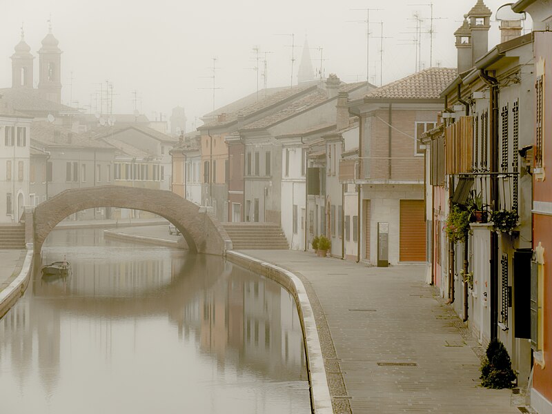 File:First autumn fog in Comacchio-4.jpg