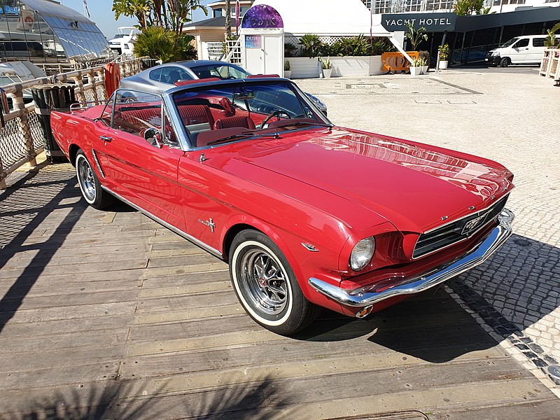 Archivo:Ford Mustang 65 in Ocean Village (Gibraltar).jpg