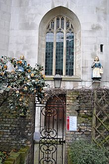 The same statues from the Foundling Hospital located in Hatton Garden are above the side door of the near St Andrew Holborn. Thomas Coram, founder of the Foundlings' Hospital is buried here, his remains were translated from his foundation in the 1960s. Foundling Hospital 20130413 044.jpg