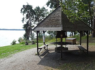 Grillhus och badplats vid Mälaren i Frölunda naturreservat