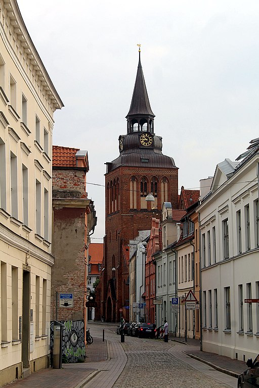 Güstrow, Domstraße und Turm der Kirche St.Marien