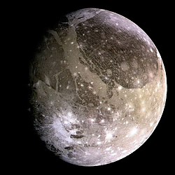 Ganymed v pravých barvách na fotografii pořízené sondou Galileo
