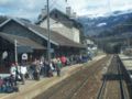 Voyageurs attendant une rame TGV en gare d'Aime-La Plagne, un samedi de retour des vacances d'hiver. Voie d'évitement à droite.