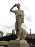 Pastor de la flauta (1928), de Pablo Gargallo, plaza de Cataluña.