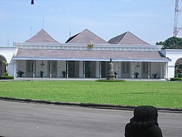 Sisi depan Gedung Agung