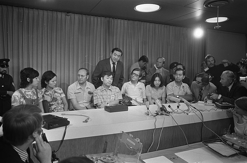 File:Gekaapten uit Benghasi op Schiphol, tijdens persconferentie mej Haiumi Asasi, G, Bestanddeelnr 926-5719.jpg