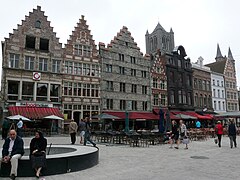 Un rang de maisons anciennes sur la place du Marché au Grains (Korenmarkt).