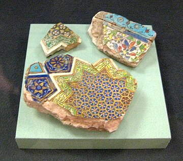 サライより出土した宮殿（黄金の陣営）の遺物  1980年代の発掘調査で検出。陶器製タイルで色絵・モザイク・金メッキなどで装飾されている。