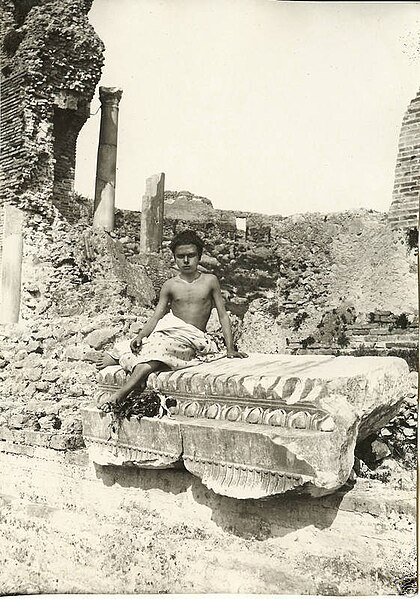 File:Gloeden, Wilhelm von (1856-1931) - n. 0114. Peppino Capasso nel Teatro greco di Taormina - ebay.jpg