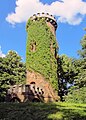 Bismarckturm und Springbrunnen in der Parkanlage (Einzeldenkmale der Sachgesamtheit 09305713)