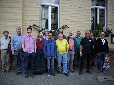 Gruppenbild Stammtisch Rhein-Mainn vor dem Weihaus Louis Schaab Rüsselsheim