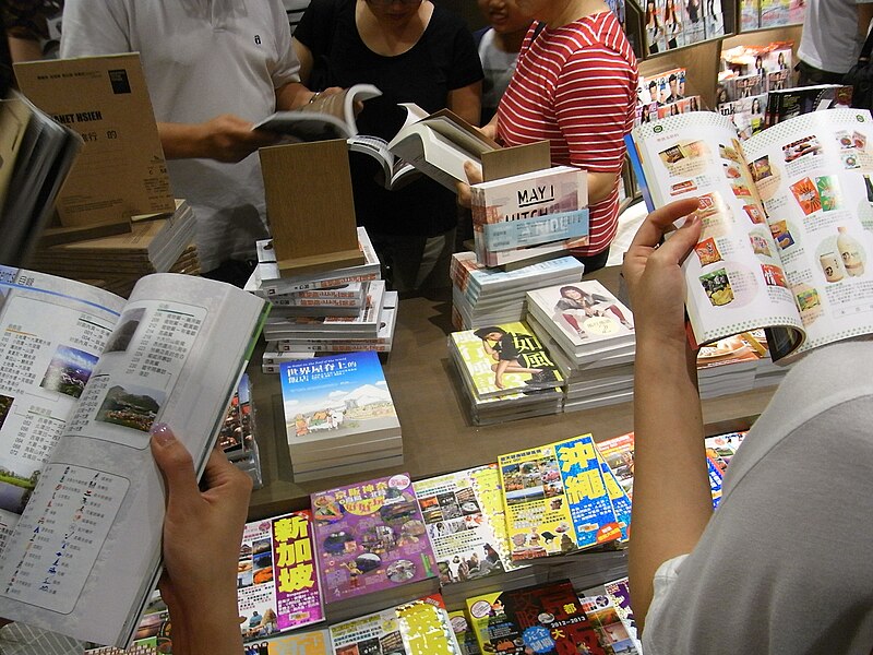 File:HK Causeway Bay Hysan Place Eslite Bookstore book reading Aug-2012.JPG