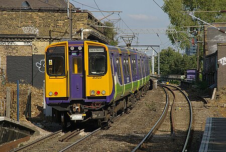 Fail:Hackney_Central_railway_station_MMB_05_313123.jpg