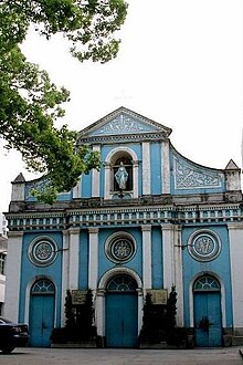 Kathedrale unserer lieben Frau von der Unbefleckten Empfängnis. Dreitoriges Kirchenportal mit einem geschwungenen Dach und einer Jesus-Figur über dem Haupteingang.