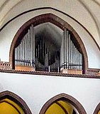 Heilige-Familie-Kirche (Berlin-Lichterfelde) Orgelempore (retouched).jpg