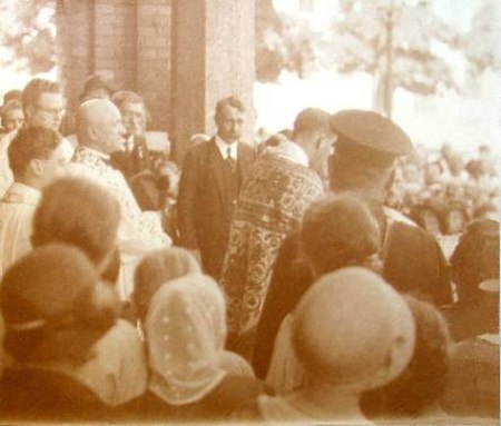 Heinrich Maier 1932, blessing hundreds of people standing outside of church