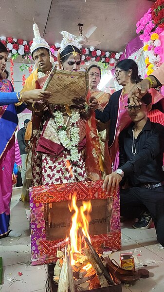 File:Hindu Wedding rituals during wedding of two blind persons at Voice Of World Kolkata 08.jpg