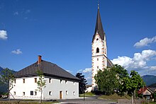 Pfarrhof und Pfarrkirche in Göriach